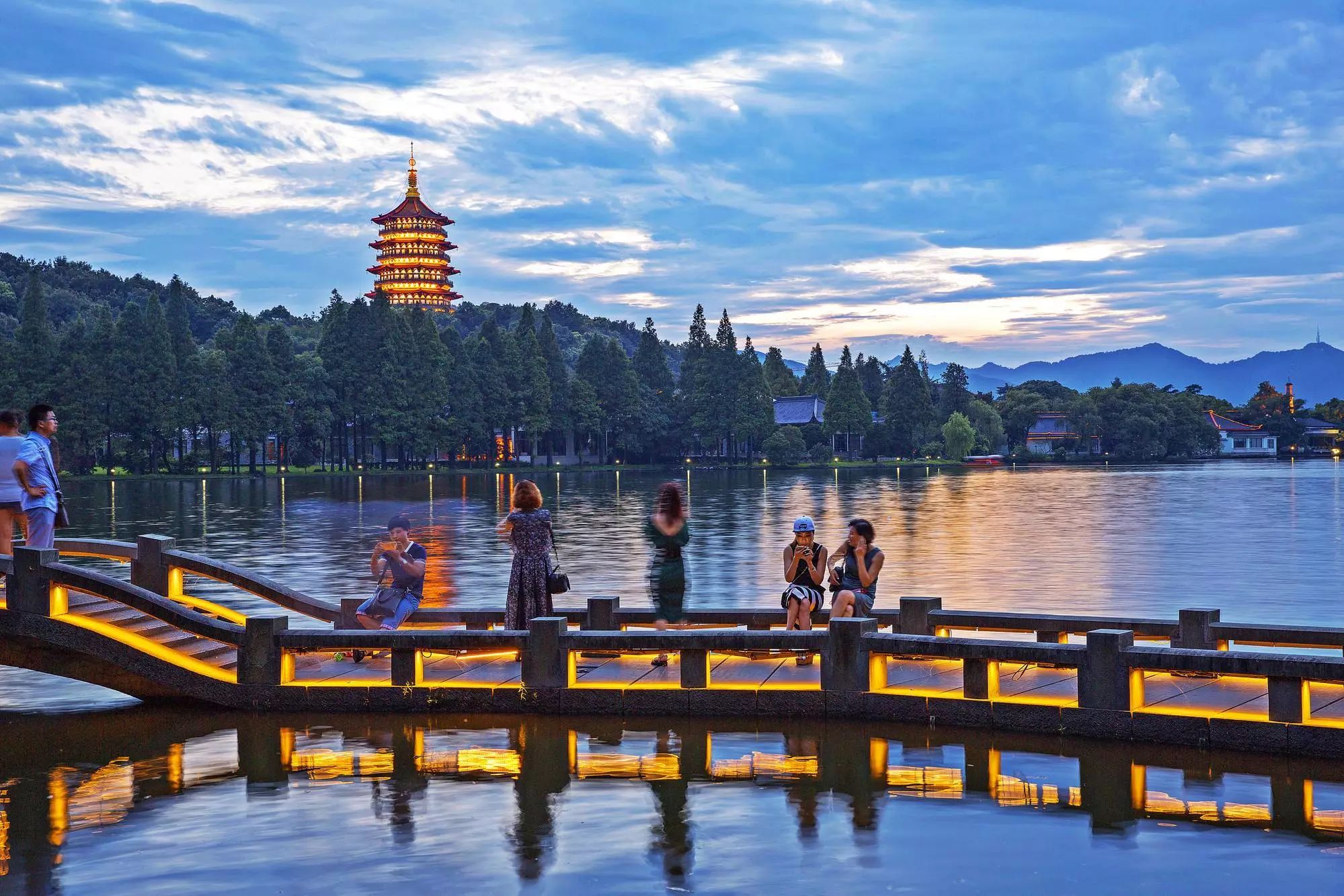 南京、靈山大佛、魔都上海、西湖美景、烏鎮(zhèn)、夜景蘇州古運河、夜登金茂大廈·船游黃浦江、杭州宋城5日游全攻略