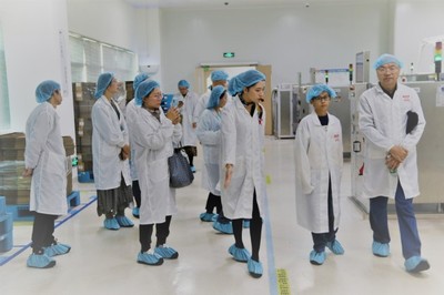 旅游學(xué)院組織教工參觀湯臣倍健，探索健康產(chǎn)業(yè)與文旅發(fā)展的融合之路